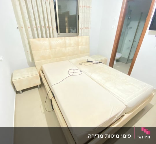 מיטה עם מזרנים וחוטים על הרצפה